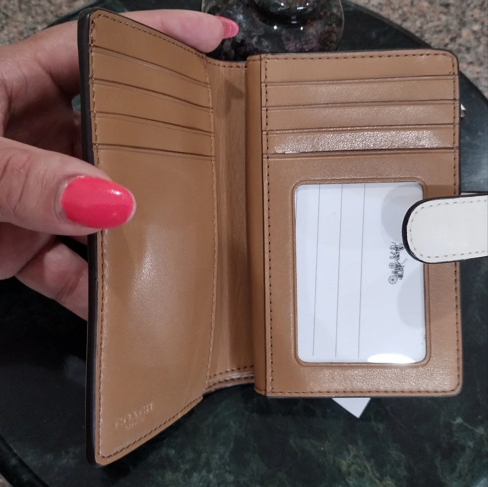 NWOT Coach Signature Medium Corner Zip Wallet
